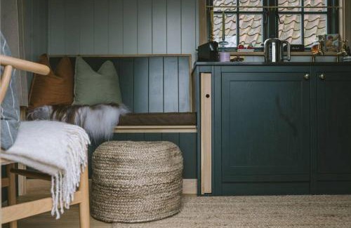 Saltford Apartment | Island Hut - Outdoor bath tub, firepit and water equipment