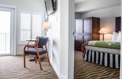 Piney Point Hotel | Island Inn & Suites an Ascend Hotel Collection Member