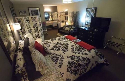 Eureka Springs Historic District Hotel | Jacuzzi Suite 204 at Tradewinds