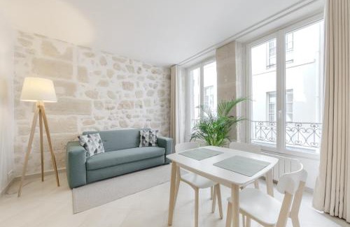 Les Halles Apartment | Jardin Saint Honoré Apartments