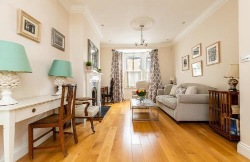 Shepherd's Bush Apartment | JOIVY Stunning 3 bed, 2 bath house with garden and rooftop terrace