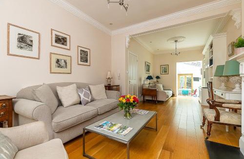 Shepherd's Bush Apartment | JOIVY Stunning 3 bed, 2 bath house with garden and rooftop terrace