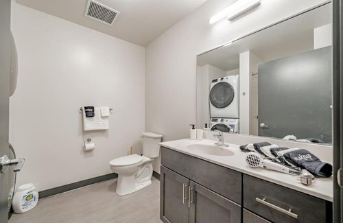 Westown Apartment | Journal Commons 425 Glamorous 1BR Suite Fast WIFI Fiser Forum