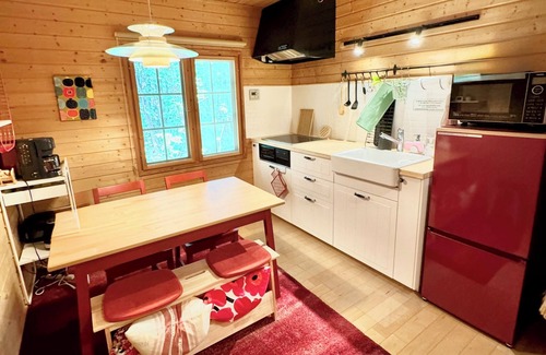 Tsumagoi House | Enjoy a private sauna and authentic charcoal BBQ in the quiet forest of Kita-Karuizawa at the bright red Finland House.