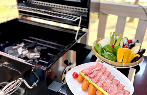 Tsumagoi House | Enjoy a private sauna and authentic charcoal BBQ in the quiet forest of Kita-Karuizawa at the bright red Finland House.