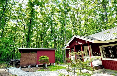 Tsumagoi House | Enjoy a private sauna and authentic charcoal BBQ in the quiet forest of Kita-Karuizawa at the bright red Finland House.