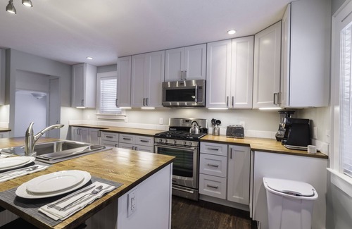 Cleveland Heights House | JUST REMODELED top to bottom - master bed/bath on main floor!