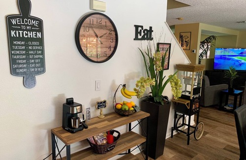 Northside House | Karla’s Enchanted View. 3 BR, 2.5 Bath, Gym, Pool Tbl, 13 Min to JIA. Sleeps 6