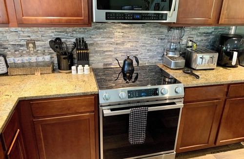 Northside House | Karla’s Enchanted View. 3 BR, 2.5 Bath, Gym, Pool Tbl, 13 Min to JIA. Sleeps 6