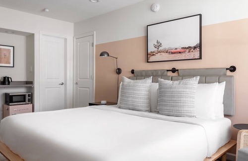 Ventura House | Kasa Palo Alto | Family Friendly, King Room with Workspace & Extra Full Bed