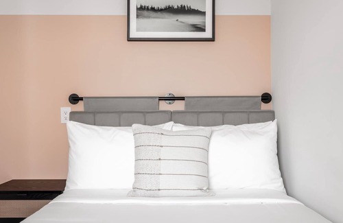 Ventura House | Kasa Palo Alto | Family Friendly, King Room with Workspace & Extra Full Bed