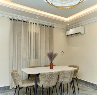 Yaounde Apartment | Kayona Home Appartement T3 Balcon-Netflix-Wifi-Parking SERVICESConciergerie