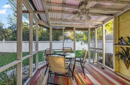 Bacliff House | Kemah Cottages on Walsh - Hospitality House