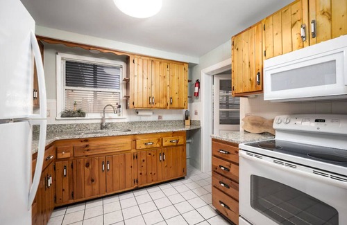 Flagler Beach Cottage | Key Lime Cottage - Updated - 1 Minute Walk to Beach & Pier