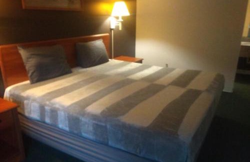 Livingston Apartment | King Bed Hotel Studio 139