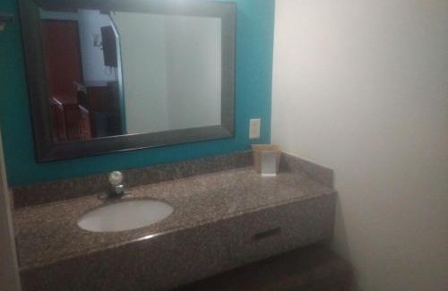 Livingston Apartment | King Bed Hotel Studio 139