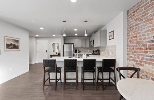Riverside Apartment | King Bed! - J&K on Main Luxury Apartment 306