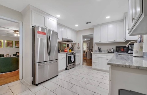 Tallahassee House | King Bed-Pets -Quiet-Huge fence Yrd