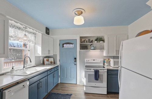 Spokane House | KING BEDS! Comfy/Spacious home near Audubon Park