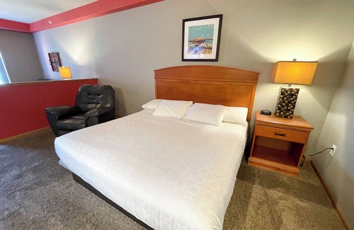 Spring Brook Hotel | King Hotel Room @ Spring Brook Resort