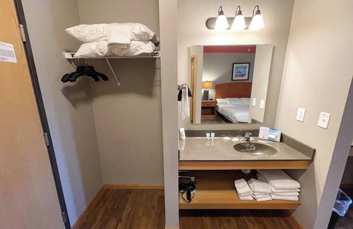 Spring Brook Hotel | King Hotel Room @ Spring Brook Resort