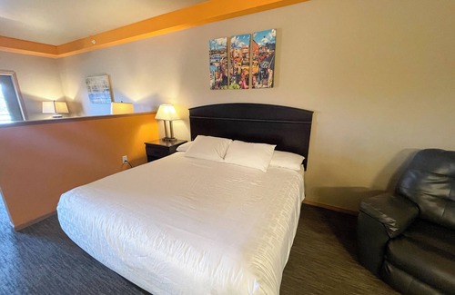 Spring Brook Hotel | King Hotel Room @ Spring Brook Resort