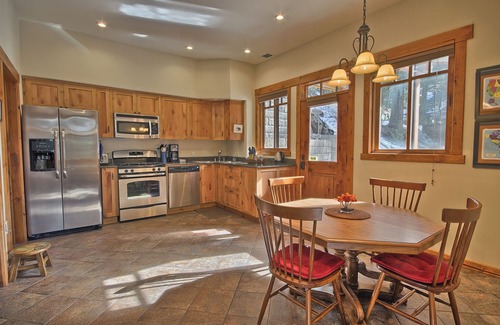Yosemite West House | King Suite for Active Couples Inside Yosemite Gate, Your Basecamp for Adventure!