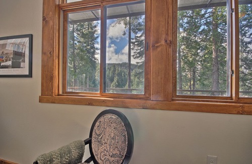 Yosemite West House | King Suite for Active Couples Inside Yosemite Gate, Your Basecamp for Adventure!