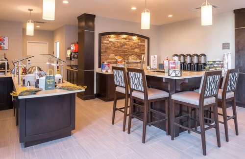 Pecos Condo | King Suite. Free Breakfast. Pool. Gym. Your Next Trip!
