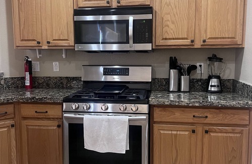 Kingman House | Kingman Family Sized Home 6 beds Backyard BBQ & Fire pit