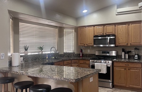 Kingman House | Kingman Family Sized Home 6 beds Backyard BBQ & Fire pit