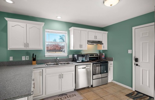 Topeka House | Kings Cottage 4 bed/3 full bath central Topeka