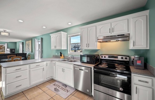 Topeka House | Kings Cottage 4 bed/3 full bath central Topeka