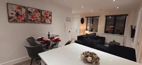 Reading Apartment | Kings Lodge By Nivaas