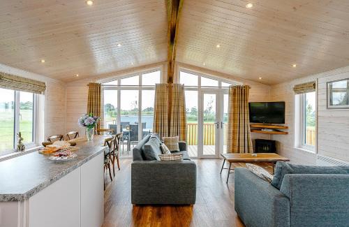 Hundall Resort | Knights Lodges