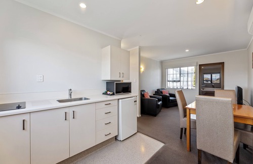 Blenheim Hotel | Knightsbridge Court Motor Lodge