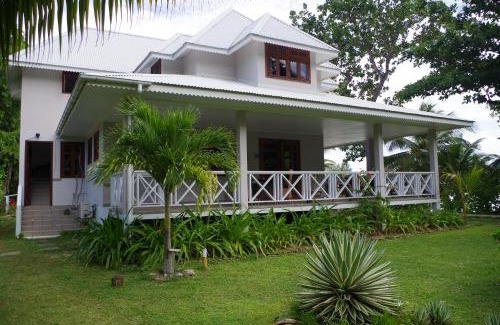 Silhouette Island Cabin | La Belle Tortue