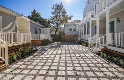 Faubourg Delassize House | La Belle Veranda Villa- 3QueenBeds/2Baths Sleeps 6-8