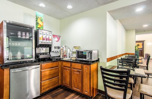 Middleborough Hotel | La Casa Inn & Suites - Middleboro