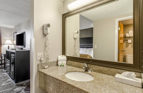 Middleborough Hotel | La Casa Inn & Suites - Middleboro