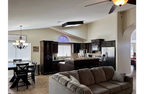 Glendale House | La Casa Verde, Pool, Cardinal Stadium, casino, Desert Diamond Arena and more.