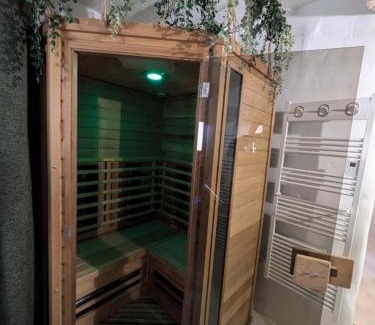 Saint-Saturnin-les-Avignon Apartment | La Galatée, Balnéo et Sauna privatifs