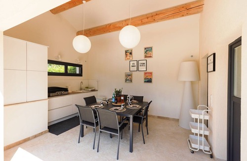 Mouries Villa | LA Mouriesenne: Villa 7 Personnes, Piscine Chauffée au Centre du Village