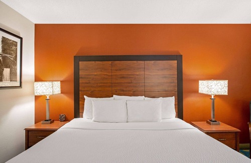 Auburn Hotel | La Quinta Inn by Wyndham Auburn Worcester