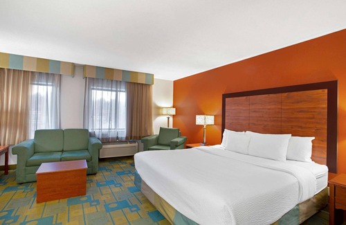 Auburn Hotel | La Quinta Inn by Wyndham Auburn Worcester