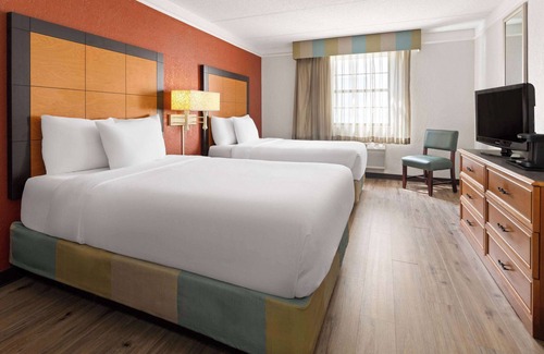 Moon Township Hotel | La Quinta Inn by Wyndham Pittsburgh Airport