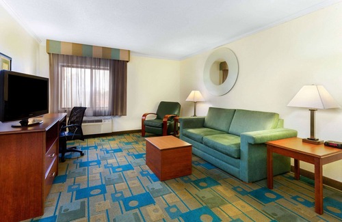 Willowbrook Hotel | La Quinta Inn by Wyndham Chicago Willowbrook