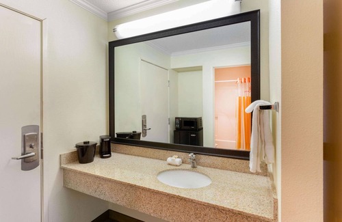 Willowbrook Hotel | La Quinta Inn by Wyndham Chicago Willowbrook