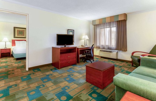 Willowbrook Hotel | La Quinta Inn by Wyndham Chicago Willowbrook