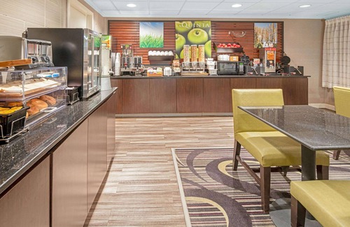 Baton Rouge Hotel | La Quinta Inn & Suites by Wyndham Baton Rouge Siegen Lane